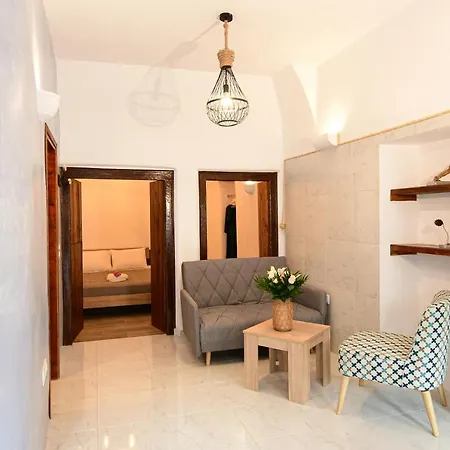 Grandma's Homes Imerovigli (Santorini)