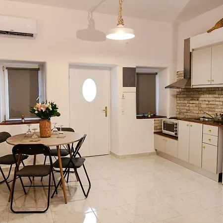 Grandma's Homes Imerovigli (Santorini)