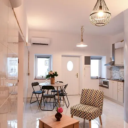 Grandma's Homes * Ημεροβίγλι